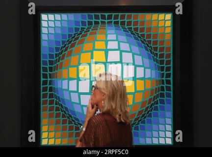 (190913) -- PARIS, 13. September 2019 -- A Woman Visits A Exhibition Preview of the La Biennale Paris 2019 at the Grand Palais in Paris, Frankreich, 12. September 2019. Die 31. Ausgabe der Biennale Paris begann am Freitag im Grand Palais in Paris. Die diesjährige Ausstellung zog über 70 Aussteller an, die ihre antiken Möbel, Schmuck, Gemälde, Uhren, Uhren, etc. ) FRANCE-PARIS-LA BIENNALE PARIS GaoxJing PUBLICATIONxNOTxINxCHN Stockfoto