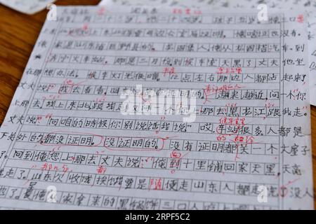 (190913) -- SUIHUA, 13. September 2019 -- Foto aufgenommen am 12. September 2019 zeigt Jiang Shumeis Entwurf überarbeitet von ihrer Tochter im Beilin Bezirk der Stadt Suihua, nordöstliche Provinz Heilongjiang. Jiang wurde 1937 geboren und war vor seinem 60. Lebensjahr Analphabet. Um Jiangs Not nach dem Tod ihres Mannes im Jahr 1996 bei einem Autounfall zu lindern, lehrte ihre Tochter Zhang Aailing seither die ältere Frau Lesen und Schreiben. Mit der Ermutigung ihrer Tochter versuchte Jiang, ein Buch zu schreiben. 2013 erschien Jiangs erstes Buch. Bisher hat der 82-jährige Schriftsteller fünf Bücher veröffentlicht und mehrere Awa gewonnen Stockfoto