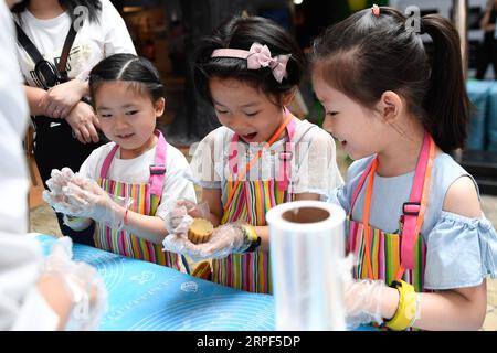(190913) -- HANGZHOU, 13. September 2019 -- Kinder lernen, Mondkuchen zu machen bei einer Aktivität zur Feier des Mid-Autumn Festivals in Hangzhou, Ostchinesische Provinz Zhejiang, 13. September 2019. Die Kinder nahmen an verschiedenen Aktivitäten Teil, darunter Kunsthandwerk und Mondkuchenherstellung, um das traditionelle chinesische Festival am Freitag zu genießen. ) CHINA-HANGZHOU-MITTE-HERBST FESTIVAL-TRADITIONELLE KULTUR (CN) HUANGXZONGZHI PUBLICATIONXNOTXINXCHN Stockfoto