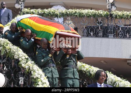 Bilder des Jahres 2019, News 09 September News Themen der Woche KW37 190913 -- HARARE, 13. September 2019 Xinhua -- die Schatulle des verstorbenen ehemaligen simbabwischen Präsidenten Robert Mugabe wird am 13. September 2019 aus seiner Residenz in Harare, Simbabwe, entfernt. Tausende von Simbabwern drängten sich am Freitag in Harare in das Rufaro-Stadion, um die Leichenschau des verstorbenen ehemaligen Präsidenten Simbabwes Robert Mugabe fortzusetzen, der letzte Woche im Alter von 95 Jahren in Singapur starb. Foto von Chen Yaqin/Xinhua ZIMBABWE-HARARE-LATE MUGABE-FUNERAL PUBLICATIONxNOTxINxCHN Stockfoto