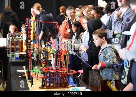 (190914) -- WELLINGTON, 14. September 2019 -- die Menschen beobachten die Exponate während einer lego-Ausstellung in Wellington, Neuseeland, 14. September 2019. ) NEUSEELAND-WELLINGTON-LEGO AUSSTELLUNG LuxHuaiqian PUBLICATIONxNOTxINxCHN Stockfoto