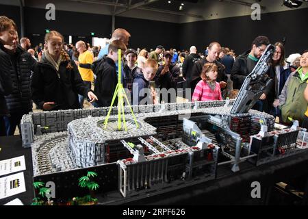 (190914) -- WELLINGTON, 14. September 2019 -- die Menschen beobachten die Exponate während einer lego-Ausstellung in Wellington, Neuseeland, 14. September 2019. ) NEUSEELAND-WELLINGTON-LEGO AUSSTELLUNG LuxHuaiqian PUBLICATIONxNOTxINxCHN Stockfoto