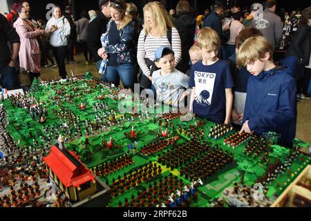 (190914) -- WELLINGTON, 14. September 2019 -- die Menschen beobachten die Exponate während einer lego-Ausstellung in Wellington, Neuseeland, 14. September 2019. ) NEUSEELAND-WELLINGTON-LEGO AUSSTELLUNG LuxHuaiqian PUBLICATIONxNOTxINxCHN Stockfoto