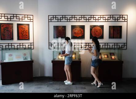 (190914) -- NANJING, 14. September 2019 -- Besucher sehen Papierschneidearbeiten im Nanjing Folklore Museum in Nanjing, Hauptstadt der ostchinesischen Provinz Jiangsu, 14. September 2019. Einheimische und Touristen besuchten das Nanjing Folklore Museum am Freitag, um die traditionellen Volksbräuche zu erleben, um das Mid-Autumn Festival zu feiern. ) CHINA-NANJING-MUSEUM-MID-HERBSTFESTIVAL (CN) JIXCHUNPENG PUBLICATIONXNOTXINXCHN Stockfoto