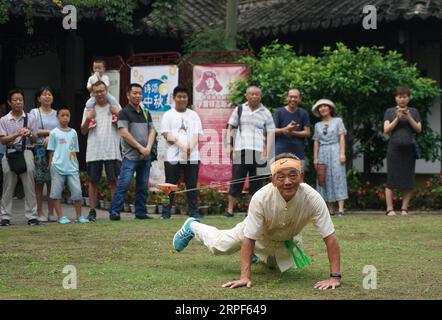 (190914) -- NANJING, 14. September 2019 -- ein Künstler spielt Diabolo im Nanjing Folklore Museum in Nanjing, Hauptstadt der ostchinesischen Provinz Jiangsu, 14. September 2019. Einheimische und Touristen besuchten das Nanjing Folklore Museum am Freitag, um die traditionellen Volksbräuche zu erleben, um das Mid-Autumn Festival zu feiern. ) CHINA-NANJING-MUSEUM-MID-HERBSTFESTIVAL (CN) JIXCHUNPENG PUBLICATIONXNOTXINXCHN Stockfoto