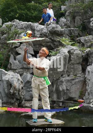 (190914) -- NANJING, 14. September 2019 -- ein Künstler spielt Diabolo im Nanjing Folklore Museum in Nanjing, Hauptstadt der ostchinesischen Provinz Jiangsu, 14. September 2019. Einheimische und Touristen besuchten das Nanjing Folklore Museum am Freitag, um die traditionellen Volksbräuche zu erleben, um das Mid-Autumn Festival zu feiern. ) CHINA-NANJING-MUSEUM-MID-HERBSTFESTIVAL (CN) JIXCHUNPENG PUBLICATIONXNOTXINXCHN Stockfoto