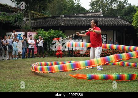 (190914) -- NANJING, 14. September 2019 -- ein Künstler spielt Diabolo im Nanjing Folklore Museum in Nanjing, Hauptstadt der ostchinesischen Provinz Jiangsu, 14. September 2019. Einheimische und Touristen besuchten das Nanjing Folklore Museum am Freitag, um die traditionellen Volksbräuche zu erleben, um das Mid-Autumn Festival zu feiern. ) CHINA-NANJING-MUSEUM-MID-HERBSTFESTIVAL (CN) JIXCHUNPENG PUBLICATIONXNOTXINXCHN Stockfoto