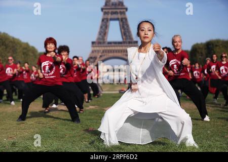 (190914) -- PARIS, 14. September 2019 -- Menschen üben Qigong, eine traditionelle chinesische Praxis zur Kultivierung und Ausbalancierung der inneren Körperenergie, auf den Champs de Mars in Paris, Frankreich, 14. September 2019. ) FRANCE-PARIS-QIGONG-PRACTICE GaoxJing PUBLICATIONxNOTxINxCHN Stockfoto