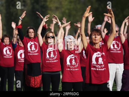 (190914) -- PARIS, 14. September 2019 -- Menschen üben Qigong, eine traditionelle chinesische Praxis zur Kultivierung und Ausbalancierung der inneren Körperenergie, auf den Champs de Mars in Paris, Frankreich, 14. September 2019. ) FRANCE-PARIS-QIGONG-PRACTICE GaoxJing PUBLICATIONxNOTxINxCHN Stockfoto