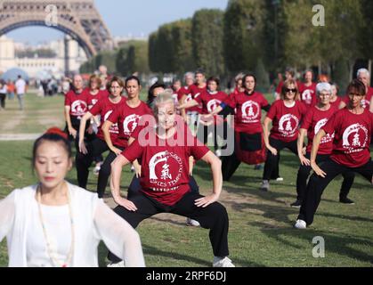 (190914) -- PARIS, 14. September 2019 -- Menschen üben Qigong, eine traditionelle chinesische Praxis zur Kultivierung und Ausbalancierung der inneren Körperenergie, auf den Champs de Mars in Paris, Frankreich, 14. September 2019. ) FRANCE-PARIS-QIGONG-PRACTICE GaoxJing PUBLICATIONxNOTxINxCHN Stockfoto