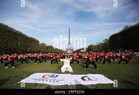 (190914) -- PARIS, 14. September 2019 -- Menschen üben Qigong, eine traditionelle chinesische Praxis zur Kultivierung und Ausbalancierung der inneren Körperenergie, auf den Champs de Mars in Paris, Frankreich, 14. September 2019. ) FRANCE-PARIS-QIGONG-PRACTICE GaoxJing PUBLICATIONxNOTxINxCHN Stockfoto