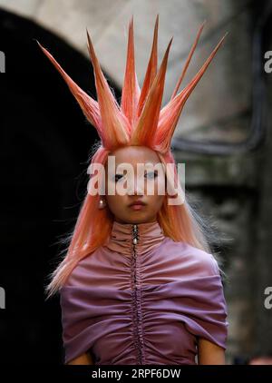 Entertainment Bilder des Tages (190914) -- LONDON, 14. September 2019 -- Ein Modell präsentiert eine Kreation von Fyodor Golan im Somerset House während der London Fashion Week in London, Großbritannien, 14. September 2019. ) BRITANNIEN-LONDON-FASHION WEEK-FYODOR GOLAN HANXYAN PUBLICATIONXNOTXINXCHN Stockfoto