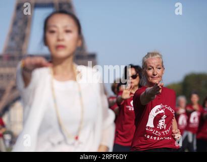 (190914) -- PARIS, 14. September 2019 -- Menschen üben Qigong, eine traditionelle chinesische Praxis zur Kultivierung und Ausbalancierung der inneren Körperenergie, auf den Champs de Mars in Paris, Frankreich, 14. September 2019. ) FRANCE-PARIS-QIGONG-PRACTICE GaoxJing PUBLICATIONxNOTxINxCHN Stockfoto