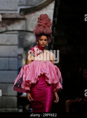 (190914) -- LONDON, 14. September 2019 -- Ein Modell präsentiert eine Kreation von Fyodor Golan im Somerset House während der London Fashion Week in London, Großbritannien, 14. September 2019. ) BRITANNIEN-LONDON-FASHION WEEK-FYODOR GOLAN HANXYAN PUBLICATIONXNOTXINXCHN Stockfoto