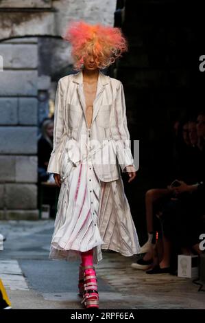 (190914) -- LONDON, 14. September 2019 -- Ein Modell präsentiert eine Kreation von Fyodor Golan im Somerset House während der London Fashion Week in London, Großbritannien, 14. September 2019. ) BRITANNIEN-LONDON-FASHION WEEK-FYODOR GOLAN HANXYAN PUBLICATIONXNOTXINXCHN Stockfoto