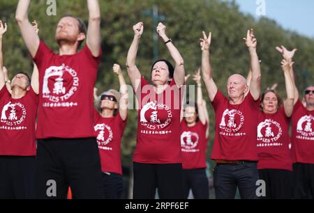 (190914) -- PARIS, 14. September 2019 -- Menschen üben Qigong, eine traditionelle chinesische Praxis zur Kultivierung und Ausbalancierung der inneren Körperenergie, auf den Champs de Mars in Paris, Frankreich, 14. September 2019. ) FRANCE-PARIS-QIGONG-PRACTICE GaoxJing PUBLICATIONxNOTxINxCHN Stockfoto