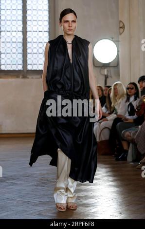 (190914) -- LONDON, 14. September 2019 -- Ein Model geht auf der Sharon Wauchob Show während der London Fashion Week in London, Großbritannien, am 14. September 2019. ) UK-LONDON-FASHION WEEK-SHARON WAUCHOB HANXYAN PUBLICATIONXNOTXINXCHN Stockfoto