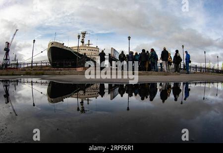 (190915) -- MURMANSK, 15. September 2019 -- Menschen besuchen den atomaren Eisbrecher Lenin in der Hafenstadt Murmansk am Polarkreis, Russland, 14. September 2019. ) RUSSLAND-MURMANSK-LANDSCHAFT BaixXueqi PUBLICATIONxNOTxINxCHN Stockfoto