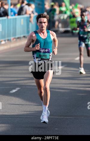 Andrew Heyes nimmt an der Big Half Teil, einem Halbmarathon, der von den London Marathon Events organisiert wird, beginnend in Tower Hamlets, Crossing Tower Bridge Stockfoto