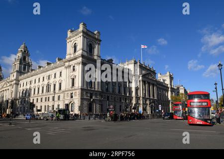 Ein neuer Routemaster-Bus überquert den Parliament Square mit den „Government Offices Great George Street“ (GOGGS) im Hintergrund. GOGGS ist ein großer britischer Gover Stockfoto