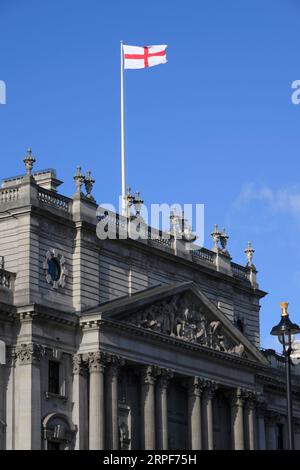 Eine Flagge von Saint George's Cross wird überflogen, das Büro von HM Revenue and Customs, 100 Parliament Street, London, UK. November 2022 Stockfoto