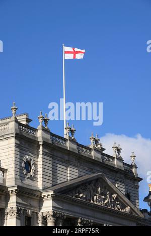 Eine Flagge von Saint George's Cross wird überflogen, das Büro von HM Revenue and Customs, 100 Parliament Street, London, UK. November 2022 Stockfoto