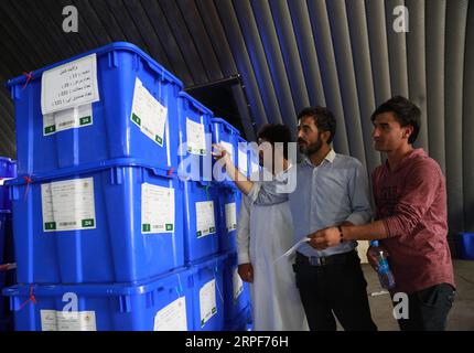 (190915) -- KABUL, 15. September 2019 -- Arbeiter der Afghan Independent Election Commission (IEC) prüfen Plastikkisten mit Wahlmaterial in einem Lager in Kabul, Hauptstadt Afghanistans, 15. September 2019. Die Präsidentschaftswahl in Afghanistan ist für September 28 geplant. Die Wahl wird die vierte Präsidentschaftswahl in Afghanistan seit 2001 sein, als die Vereinigten Staaten in das Land einmarschierten und das Taliban-Regime verdrängten. (Foto: /Xinhua) MATERIAL FÜR DIE PRÄSIDENTSCHAFTSWAHLEN in AFGHANISTAN-KABUL RahmatullahxAlizadah PUBLICATIONxNOTxINxCHN Stockfoto