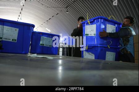 (190915) -- KABUL, 15. September 2019 -- Arbeiter der Afghan Independent Election Commission (IEC) arrangieren Plastikkisten mit Wahlmaterial in einem Lager in Kabul, Hauptstadt Afghanistans, 15. September 2019. Die Präsidentschaftswahl in Afghanistan ist für September 28 geplant. Die Wahl wird die vierte Präsidentschaftswahl in Afghanistan seit 2001 sein, als die Vereinigten Staaten in das Land einmarschierten und das Taliban-Regime verdrängten. (Foto: /Xinhua) MATERIAL FÜR DIE PRÄSIDENTSCHAFTSWAHLEN in AFGHANISTAN-KABUL RahmatullahxAlizadah PUBLICATIONxNOTxINxCHN Stockfoto