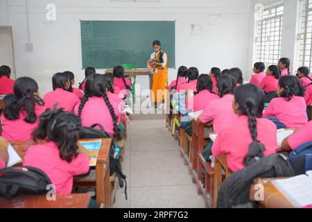 Agartala, Tripura, Indien. September 2023. Ein Seniorstudent nimmt am Vorabend des „Teachers Day“ in Agartala an der Netaji Subhas Vidyaniketan Higher Secondary School Teil. Am 5. September findet der Lehrertag statt, um die Lehrer für ihren Beitrag in der Gesellschaft zu würdigen. Stockfoto