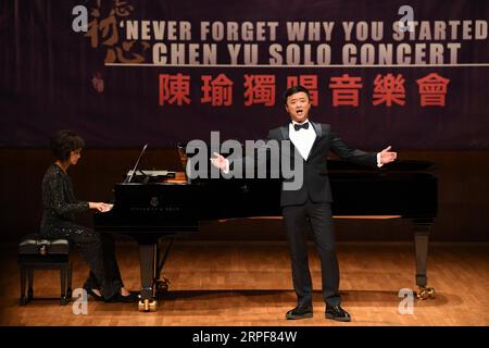 190916 -- HONG KONG, 16. September 2019 -- Tenor Chen Yu singt bei seinem Solokonzert Never Forget Why You Started im südchinesischen Hongkong, 16. September 2019. Das Konzert fand am Montag im Hong Kong City Hall statt, um den 70. Jahrestag der Gründung der Volksrepublik China zu feiern. CHINA-HONG KONG-TENOR-CHEN YU-SOLO KONZERT CN WENGXXINYANG PUBLICATIONXNOTXINXCHN Stockfoto