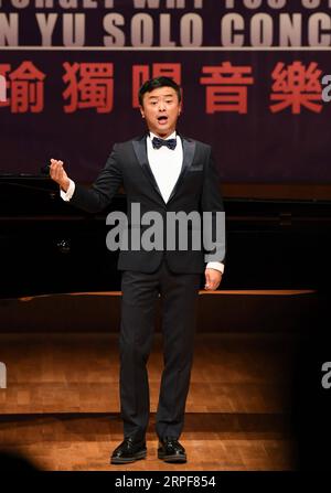 190916 -- HONG KONG, 16. September 2019 -- Tenor Chen Yu singt bei seinem Solokonzert Never Forget Why You Started im südchinesischen Hongkong, 16. September 2019. Das Konzert fand am Montag im Hong Kong City Hall statt, um den 70. Jahrestag der Gründung der Volksrepublik China zu feiern. CHINA-HONG KONG-TENOR-CHEN YU-SOLO KONZERT CN WENGXXINYANG PUBLICATIONXNOTXINXCHN Stockfoto