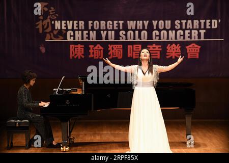 190916 -- HONG KONG, 16. September 2019 -- Sopran Liu Lilin singt bei Tenorchina Yus Solokonzert Never Forget Why You Started im südchinesischen Hong Kong, 16. September 2019. Das Konzert fand am Montag im Hong Kong City Hall statt, um den 70. Jahrestag der Gründung der Volksrepublik China zu feiern. CHINA-HONG KONG-TENOR-CHEN YU-SOLO KONZERT CN WENGXXINYANG PUBLICATIONXNOTXINXCHN Stockfoto