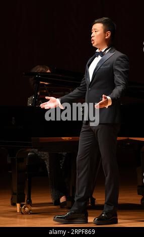 190916 -- HONG KONG, 16. September 2019 -- Tenor Chen Yu singt bei seinem Solokonzert Never Forget Why You Started im südchinesischen Hongkong, 16. September 2019. Das Konzert fand am Montag im Hong Kong City Hall statt, um den 70. Jahrestag der Gründung der Volksrepublik China zu feiern. CHINA-HONG KONG-TENOR-CHEN YU-SOLO KONZERT CN WENGXXINYANG PUBLICATIONXNOTXINXCHN Stockfoto