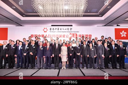 190916 -- HONGKONG, 16. September 2019 -- Carrie Lam, Chief Executive der chinesischen Sonderverwaltungsregion Hongkong, posiert für ein Gruppenfoto mit Gästen bei einem Empfang der Hong Kong Chinese Importers and Exporters Association anlässlich des 70. Jahrestages der Gründung der Volksrepublik China im Süden China s Hong Kong, 16. September 2019. Carrie Lam sagte am Montag, Hongkong werde die derzeitigen Schwierigkeiten mit Sicherheit überwinden, nachdem die Regierung der HKSAR aufrichtige Dialoge mit den Gemeinden mit dem Verständnis der Gesellschaft und der Unterstützung des cen aufnehmen werde Stockfoto