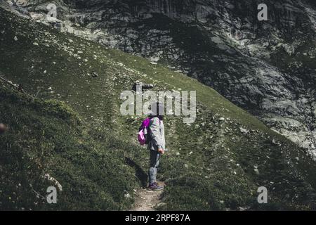 Mädchen beim Wandern im Aostatal Stockfoto