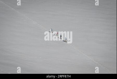 Menschen wandern auf dem Gletscher Stockfoto