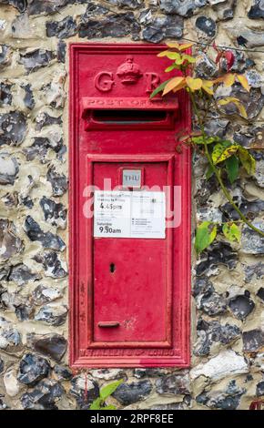 Altes Briefkästchen im englischen Dorf Stockfoto