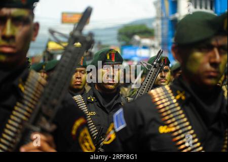 (190917) -- PEKING, 17. September 2019 -- Soldaten nehmen an einer Feier zum Unabhängigkeitstag von El Salvador in San Salvador, El Salvador, 15. September 2019, Teil. (Foto von /XINHUA) XINHUA FOTOS DES TAGES AlexanderxPena PUBLICATIONxNOTxINxCHN Stockfoto
