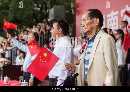 (190917) -- PEKING, 17. September 2019 -- Yuan Longping (1. R), ein weltweit renommierter chinesischer Agrarwissenschaftler, der als Vater von Hybridreis bekannt ist, nimmt an der Eröffnungszeremonie für neu eingeschriebene Studenten der Hunan Agricultural University in Changsha, Provinz Hunan, 16. September 2019 Teil. ) XINHUA FOTOS DES TAGES ChenxSihan PUBLICATIONxNOTxINxCHN Stockfoto