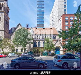 Upper West Side: St. Michaels Bischofskirche, Pfarrhaus und Pfarrhaus sind Wahrzeichen von NYC; die Kirche wurde 1891 fertiggestellt. Stockfoto