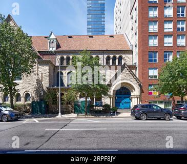 Upper West Side: St. Michaels Bischofskirche, Pfarrhaus und Pfarrhaus sind Wahrzeichen von NYC; die Kirche wurde 1891 fertiggestellt. Stockfoto