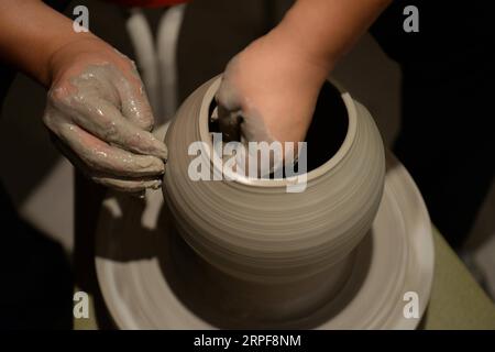 (190917) -- SHIJIAZHUANG, 17. September 2019 -- Liu Pengrun, Sohn von Liu Lizhong, stellt in einem Museum in der Stadt Handan, nordchinesische Provinz Hebei, am 12. September 2019 Porzellan aus Cizhou-Ofen her. Liu Lizhong, 75, ist ein Erbe der Cizhou-Feuertechnik. Als vierte Generation in seiner Familie der Porzellanherstellung hat sich Liu der Erhaltung und Erforschung traditioneller Ofenbrennfähigkeiten verschrieben und hat erfolgreich die intakten 72 Verfahren der Cizhou-Ofenverbrennung geerbt. Nachdem er mehr als 100 Auszubildende rekrutiert hatte, sagte er, dass sein Traum darin bestehe, das traditionelle Handwerk an jüngere Generationen weiterzugeben. ) Stockfoto