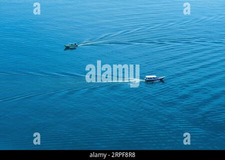 Blick von oben, aus der Vogelperspektive hölzernes Fischerboot am Strand von einer Drohne. Hochwertiges Stockfoto von einem hölzernen Fischerboot am Strand. F Stockfoto