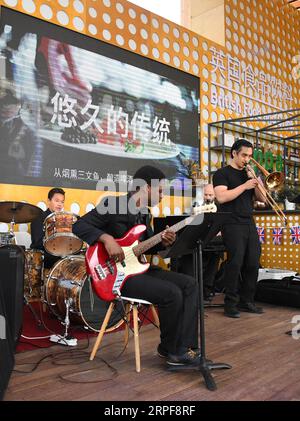 (190917) -- PEKING, 17. September 2019 -- Künstler treten während der Veranstaltung des Britannistag auf der Beijing International Horticultural Exhibition in Peking, Hauptstadt von China, 17. September 2019 auf. Der Grossbritannistag fand am Dienstag auf der Internationalen Gartenbauausstellung in Peking statt. CHINA-PEKING-GARTENBAU EXPO-BRITAIN DAY (CN) RENXCHAO PUBLICATIONXNOTXINXCHN Stockfoto