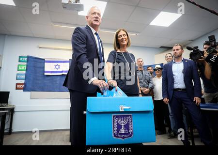 (190917) -- JERUSALEM, 17. September 2019 (Xinhua) -- der Vorsitzende der Blauen und Weißen Partei Benny Gantz (L) gibt am 17. September 2019 in Rosh Haayin, Israel, seine Stimme ab. Die zweiten israelischen Parlamentswahlen in fünf Monaten sind am Dienstag im Gange und werden entscheiden, ob der am längsten amtierende Ministerpräsident der Nation, Benjamin Netanjahu, an der Macht bleiben könnte. (JINI/Handout via Xinhua)) MIDEAST-ISRAEL-ZWEITE PARLAMENTSWAHLEN PUBLICATIONxNOTxINxCHN Stockfoto