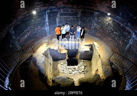 (190917) -- SHIJIAZHUANG, 17. September 2019 -- Liu Lizhong (3. R) tauscht sich mit seinen Auszubildenden über die traditionellen Schussfähigkeiten des Cizhou-Ofens in einem Museum in der Stadt Handan, Provinz Hebei in Nordchina, 12. September 2019 aus. Liu Lizhong, 75, ist ein Erbe der Cizhou-Feuertechnik. Als vierte Generation in seiner Familie der Porzellanherstellung hat sich Liu der Erhaltung und Erforschung traditioneller Ofenbrennfähigkeiten verschrieben und hat erfolgreich die intakten 72 Verfahren der Cizhou-Ofenverbrennung geerbt. Nachdem er mehr als 100 Auszubildende rekrutiert hatte, sagte er, dass sein Traum darin bestehe, die Tradition weiterzugeben Stockfoto