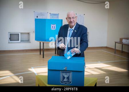 (190917) -- JERUSALEM, 17. September 2019 (Xinhua) -- der israelische Präsident Reuven Rivlin gibt seine Stimme am 17. September 2019 in einer Wahlstation in Jerusalem ab. Die zweiten israelischen Parlamentswahlen in fünf Monaten sind am Dienstag im Gange und werden entscheiden, ob der am längsten amtierende Ministerpräsident der Nation, Benjamin Netanjahu, an der Macht bleiben könnte. (JINI/Handout via Xinhua) MIDEAST-ISRAEL-PRÄSIDENT-ZWEITE PARLAMENTSWAHLEN PUBLICATIONxNOTxINxCHN Stockfoto