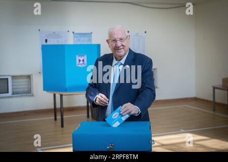 (190917) -- JERUSALEM, 17. September 2019 (Xinhua) -- der israelische Präsident Reuven Rivlin gibt seine Stimme am 17. September 2019 in einer Wahlstation in Jerusalem ab. Die zweiten israelischen Parlamentswahlen in fünf Monaten sind am Dienstag im Gange und werden entscheiden, ob der am längsten amtierende Ministerpräsident der Nation, Benjamin Netanjahu, an der Macht bleiben könnte. (JINI/Handout via Xinhua) MIDEAST-ISRAEL-PRÄSIDENT-ZWEITE PARLAMENTSWAHLEN PUBLICATIONxNOTxINxCHN Stockfoto