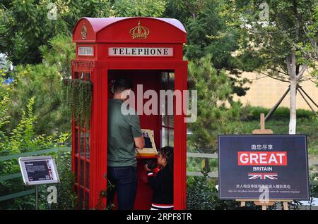 (190917) -- PEKING, 17. September 2019 -- Besucher nehmen an einer Experience-Aktivität während der Veranstaltung zum Grossbritannistag auf der Beijing International Horticultural Exhibition in Peking, Hauptstadt von China, 17. September 2019 Teil. Der Grossbritannistag fand am Dienstag auf der Internationalen Gartenbauausstellung in Peking statt. CHINA-PEKING-GARTENBAU EXPO-BRITAIN DAY (CN) RENXCHAO PUBLICATIONXNOTXINXCHN Stockfoto