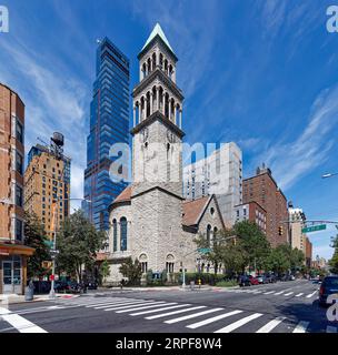 Upper West Side: St. Michaels Bischofskirche, Pfarrhaus und Pfarrhaus sind Wahrzeichen von NYC; die Kirche wurde 1891 fertiggestellt. Stockfoto